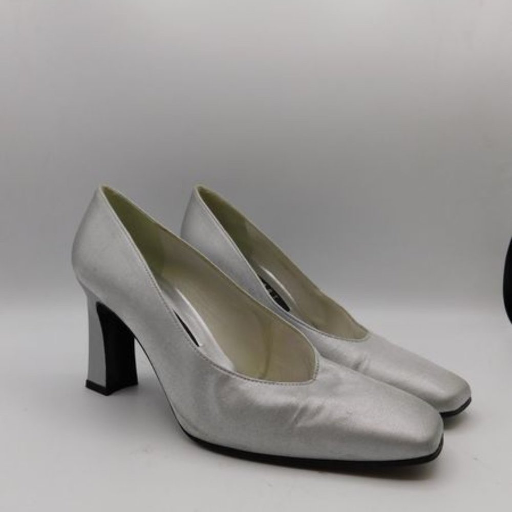 STUART WEITZMAN SILVER PUMPS - SIZE 6.5